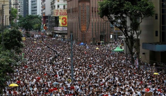 1 milyon kişi sokağa çıktı