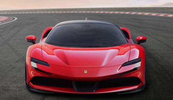 Ferrari, SF90 Stradale ile ilklere imza attı
