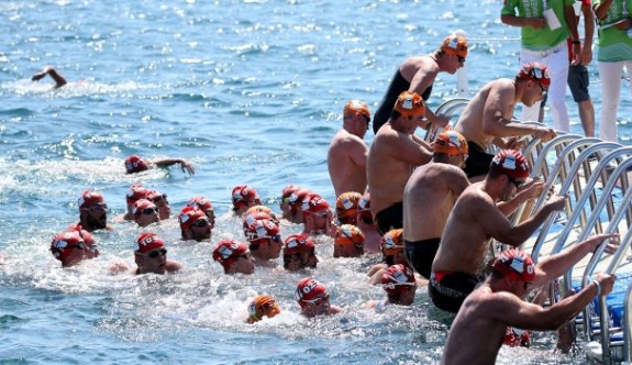Boğaziçi’nde 2400 yüzücü yarıştı
