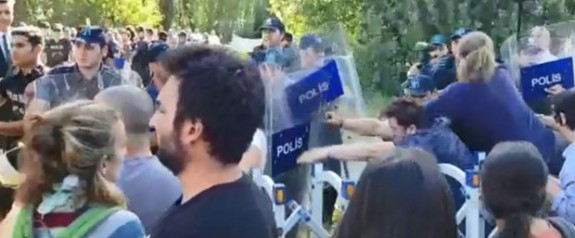 ODTÜ’de Ağaç Kesimine Direnen Öğrencilere Polis Müdahalesi
