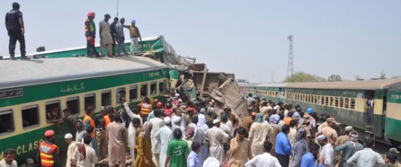 Pakistan'da iki tren çarpıştı: 11 ölü