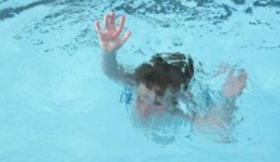 4 yaşındaki çocuk havuzda boğuldu