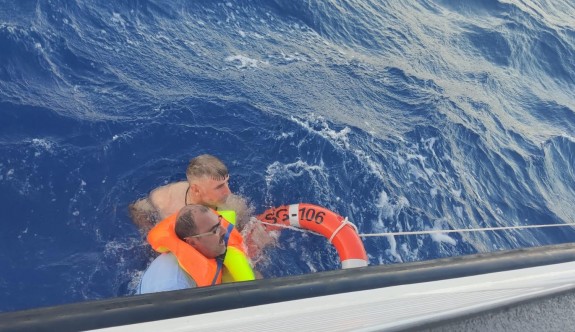 Alabora olan gemide dört kişi boğulmaktan kurtarıldı