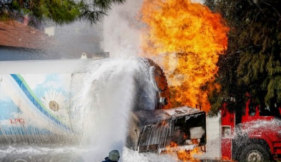 Antalya’da alev alan LPG tankeri büyük korku yaşattı!