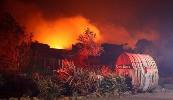California'da yangınlar 200 bin kişiyi tahliye ettirdi