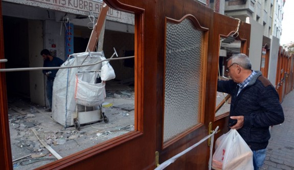 İstanbul Avcılar'da çökme tehlikesi olan binaya 'kapılı' önlem