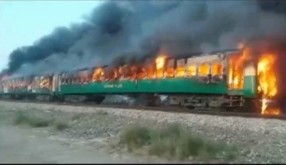 Pakistan'da trende yangın: 65 ölü