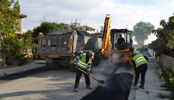 Değirmenlik Belediyesi, köylerde bulunan bozuk yolları tamir ediyor