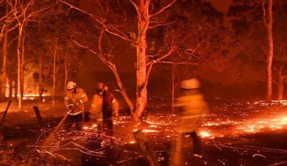 Avustralya'da yangından kaçan binlerce kişi deniz kenarlarına sığınıyor