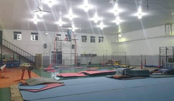Cimnastik Federasyonu salonu ışıl ışıl