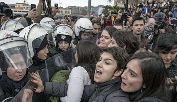 İstanbul’daki kadına karşı şiddet gösterisine polis müdahalesi!