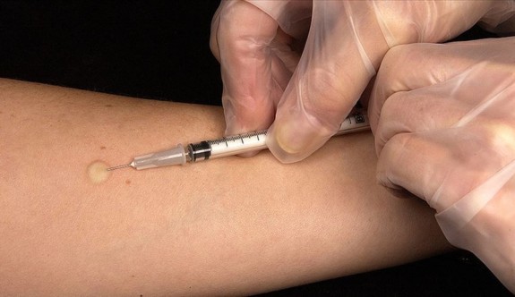 Koronavirüse (Kovid-19) karşı üç potansiyel aşı insanlar üzerinde deneniyor