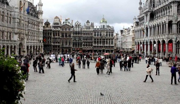 Belçika'da sokakta insanlara tükürmeye 3 ay hapis