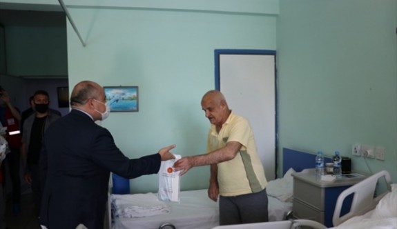 Erdoğan'dan Kıbrıs'taki yaşlılara yardım paketleri