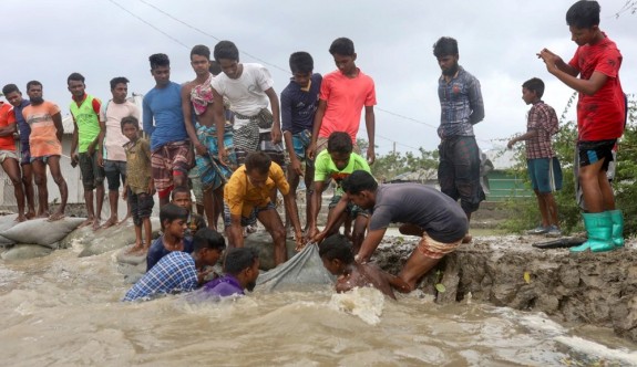 Hindistan ve Bangladeş'i vuran Amphan Kasırgası'nda 15 ölü