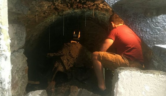 Karantinadan sıkılınca evinin altında 120 yıllık tünel keşfetti