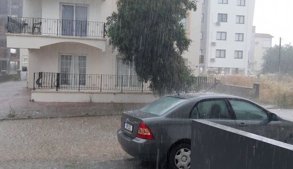 Lefkoşa'da sağanak yağmur etkili oldu