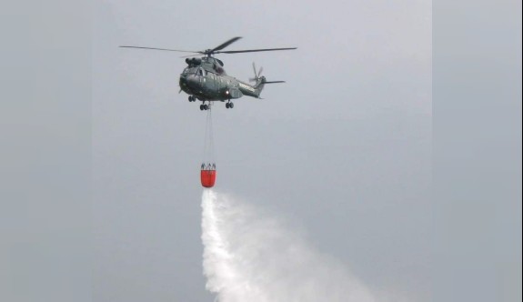Yangın helikopteriyle yangınlara müdahale ediliyor