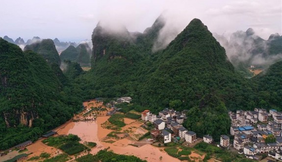 Çin’i sağanak yağış vurdu: 320 bin kişi etkilendi