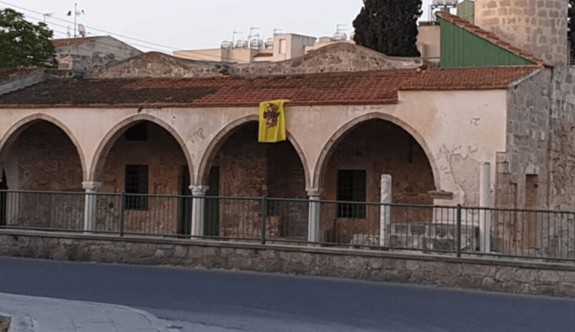 Larnaka’daki camiye Bizans bayrağı astılar!