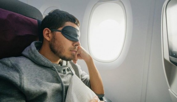 Maske takmayan yolcuyu uçaktan indirdiler