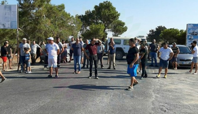 Akdeniz köylüleri Güzelyurt – Girne anayolunu kapattı