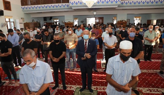 Başbakan Tatar bayram namazını Hz. Ebubekir Camii'nde kıldı