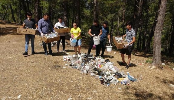 Sosyal medya aracılığıyla buluşan gençler ormandaki çöpleri temizledi