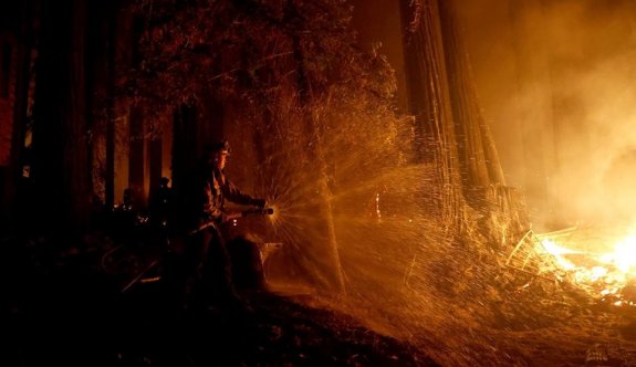 California, tarihinin en büyük yangınlarından biriyle karşı karşıya