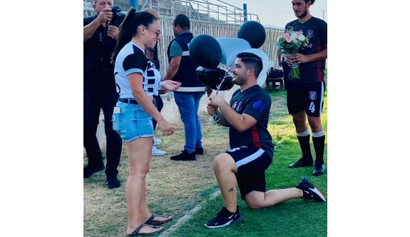 Futbolcudan sahada sürpriz evlenme teklifi