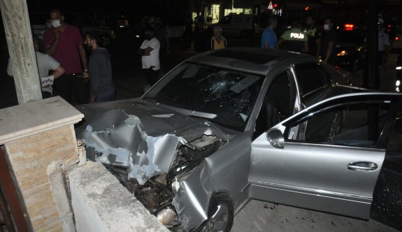 Aracında darp edilen taksici kaçarken kaza yaptı