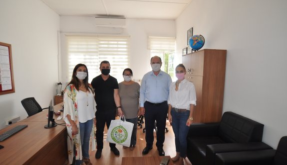 Değirmenlik Belediyesi bölge okulların maske dağıttı
