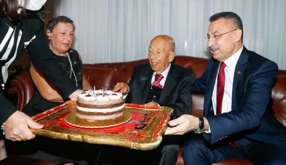 Rüstem Tatar, 90’ıncı yaş gününü ailesi ve Fuat Oktay ile kutladı