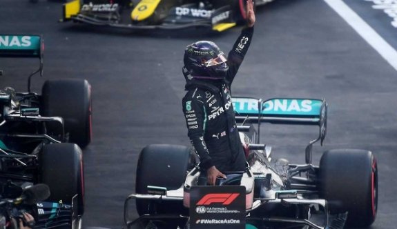 Hamilton kazandı, Mercedes şampiyon oldu