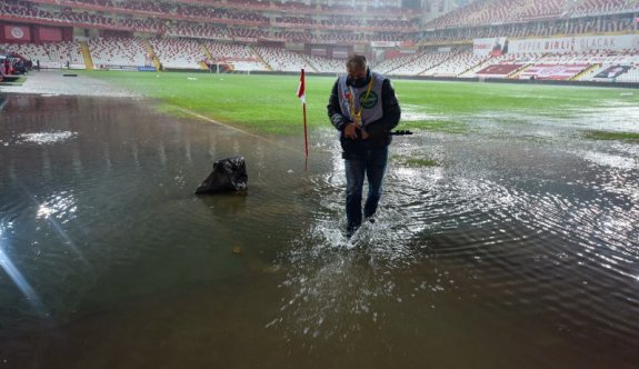 Süper Lig maçına yağmur engeli