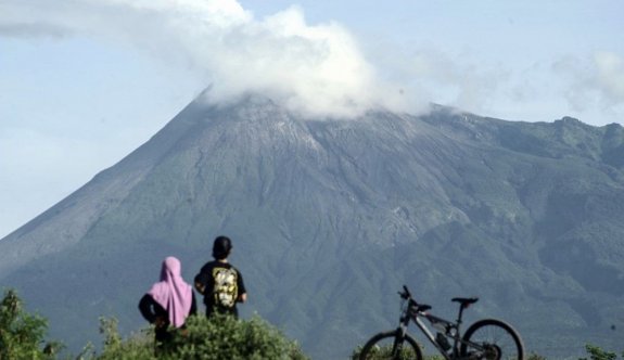 Endonezya’da Merapi Yanardağı patladı