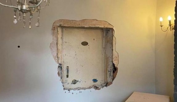 Perili bir evde yaşadığını düşünen adam, duvarların arasında gizli kasa buldu