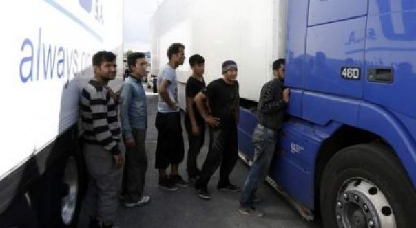 Tır dorsesine gizlenmiş 18 mülteci yakalandı