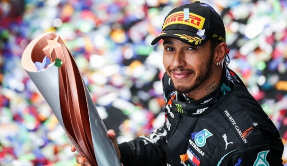 Lewis Hamilton 1 yıl daha Mercedes'te