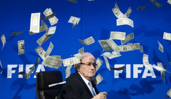 Sepp Blatter futboldan men edildi