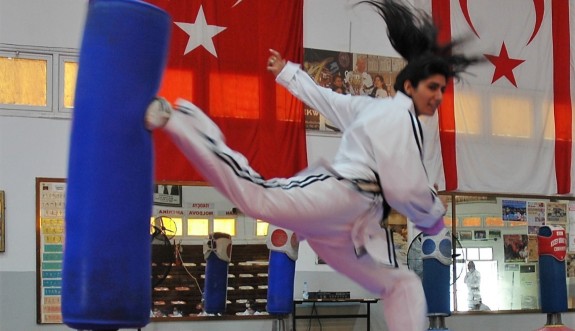 Taekwondocular şampiyonalar için çalışıyor