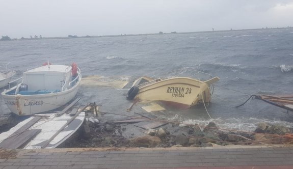 Ayvalık'ta fırtına: 20 tekne battı