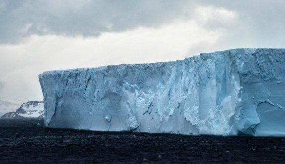 KKTC'nün yüzölçümünden büyük buzdağı okyanusta sürükleniyor