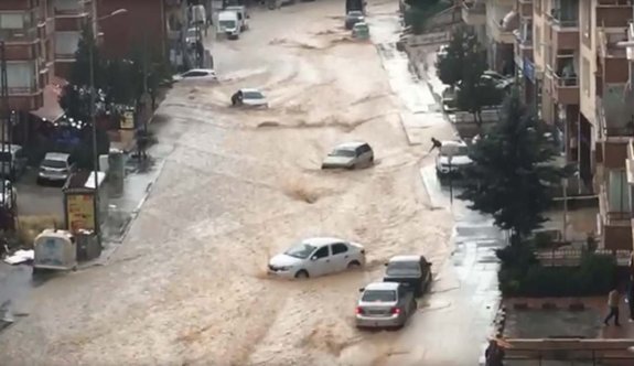 Ankara'da sel: Caddeleri su bastı, araçlar sürüklendi