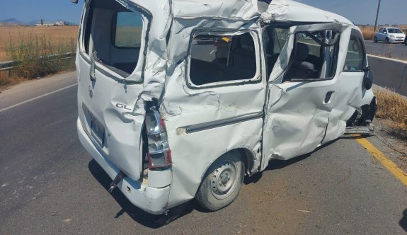 Lastiği patlayan minibüs devrildi: 5 yaralı