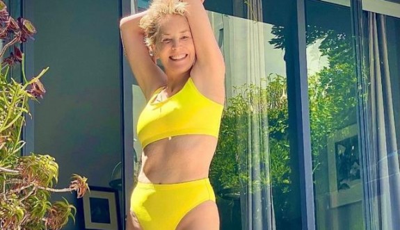 Sharon Stone, bikinili pozuyla hayranlarını büyüledi