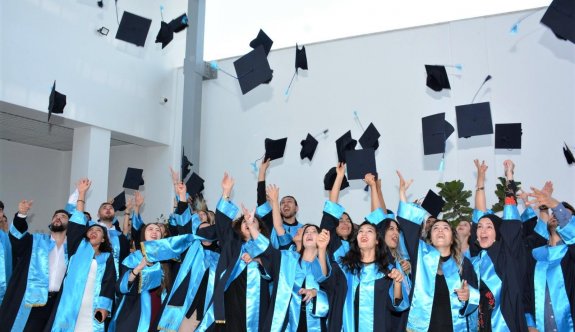 Girne Üniversitesi’nde mezuniyet coşkusu