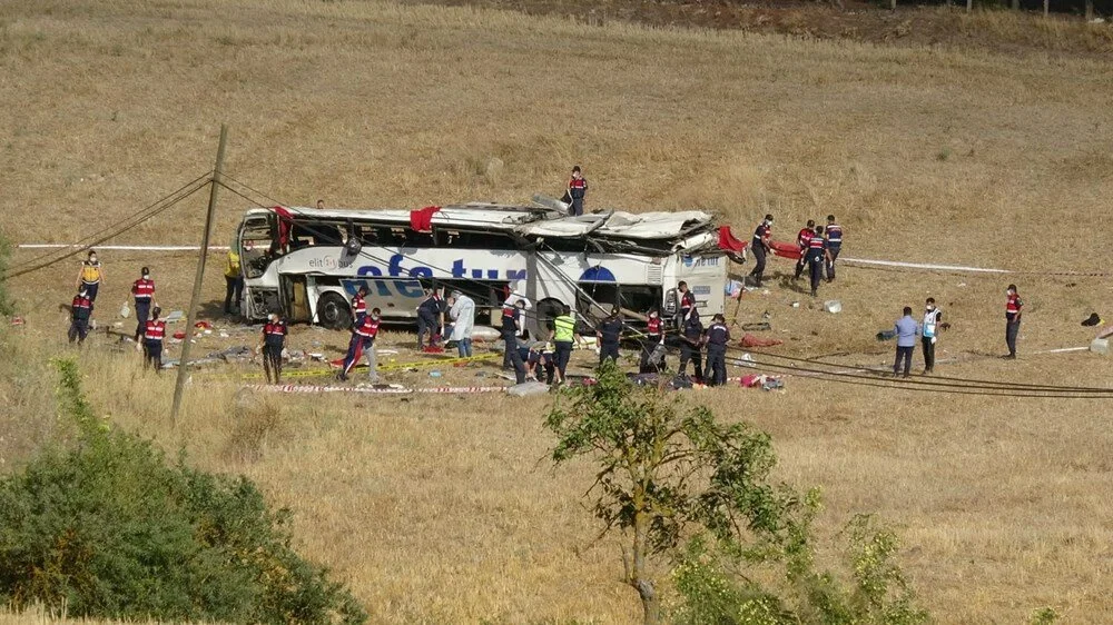 Balıkesir'de yolcu otobüsü devrildi: Katliam gibi kaza