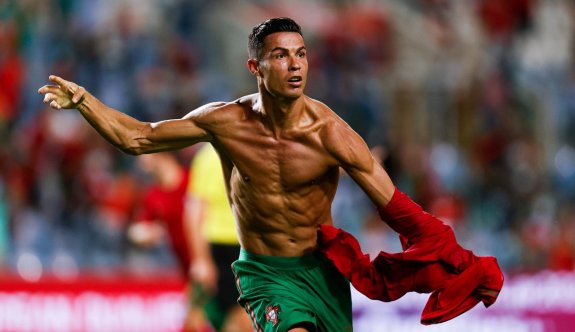 Ronaldo bir rekoru daha kırdı