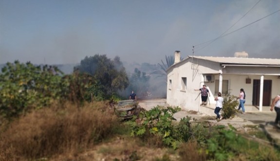 Akdeniz köyünde çıkan yangın korkuttu